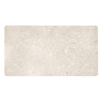 Table basse de luxe haut de gamme pour villa, design discret, avec structure en teck massif et plateau en marbre naturel crème
