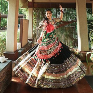 Conjunto Tradicional de Lehenga Choli para Mujer con Bordado Multicolor y Trabajo de Espejos - Product Image 2
