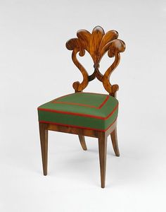 Chaise de salle à manger en bois massif artisanale de luxe, dossier sculpté orné, assise rembourrée en velours vert - Product Image 1