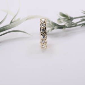 Elegante Anillo de Eternidad con Motivo de Cruz en X de Diamantes Redondos en Oro Amarillo Sólido, Banda de Eternidad con Puntadas Cruzadas Alternadas, Joyería Fina - Product Image 3