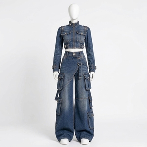 Conjunto de dos piezas de mezclilla azul para mujer: Chaqueta corta estilo cargo y jeans de pierna ancha con cinturón ajustable. Moda urbana personalizada al por mayor. - Product Image 3