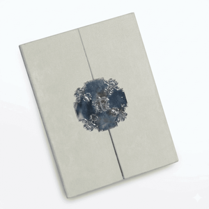 Conjunto de Invitaciones de Boda en Caja de Terciopelo Color Marfil de Lujo, Cubierta Grabada en Acrílico Espejo Plateado, Bolsillo Cortado con Láser y Placa con Monograma - Product Image 3