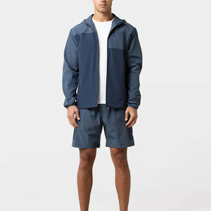 ชุดวอร์มกันลมแบบกำหนดเอง ลายเรียบ ระบายอากาศได้ดี ผลิตจากไนลอนและโพลีเอสเตอร์ สำหรับฤดูหนาว เป็นมิตรต่อสิ่งแวดล้อม ย้อมสีด้วยวิธีการย้อมผ้าแบบพิเศษ พิมพ์ลายด้วยเทคนิคสกรีน - Product Image 1