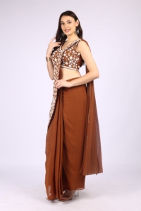 Sari listo para usar de estilo étnico perfecto para mujer, en color marrón con cuentas y trabajo de corte dana. - Product Image 2
