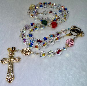 Chapelet catholique en perles de cristal avec croix dorée et perles facettées colorées, bijoux religieux - Product Image 1