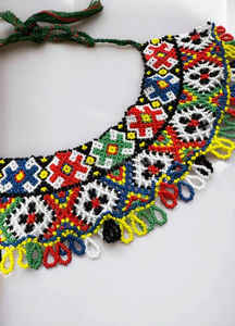 Collier brodé de perles de verre chic Bijoux de style designer pour robes traditionnelles, robes de soirée et vêtements d'occasion - Product Image 3