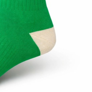 Calcetines Deportivos Casuales para Mujer, Color Verde y Blanco, con Letras AKA Bordadas, Puños Acanalados y Punta en Contraste - Product Image 4