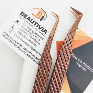 Pinzas de pestañas de acero inoxidable con agarre de diamante de oro rosa de volumen de 90 grados profesionales al por mayor punta puntiaguda sostenible - Product Image 1