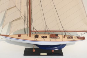 Maquette en bois artisanale DEFENDER YACHT, collection American Cup, pour décoration intérieure et cadeau d'affaires - Product Image 2