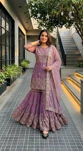Ensemble Sharara en soie brodée violette avec travail de sequins, tenue indienne pakistanaise, dupatta longueur ras du sol, infroissable, pour mariage et fête - Product Image 4