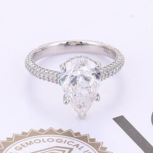 Bague de fiançailles classique pour femme avec diamant taille poire et pavé de pierres de laboratoire - Product Image 2