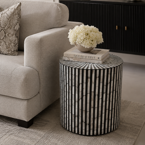 Table d'appoint ronde moderne en nacre faite à la main avec un design rayé noir et blanc pour salon, mobilier côtier - Product Image 2