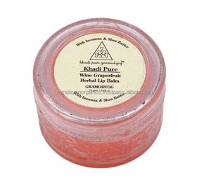 ผงทาปากกลิ่นเกรปฟรุต Khadi Natural Wine ผสมขี้ผึ้งและเชียบัตเตอร์ 10 กรัม สูตรสมุนไพรบำรุงริมฝีปากให้นุ่ม สำหรับเด็ก - Product Image 1