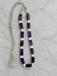Collier de perles et pierres précieuses violettes avec perles rectangulaires polies et design élégant - Product Image 4