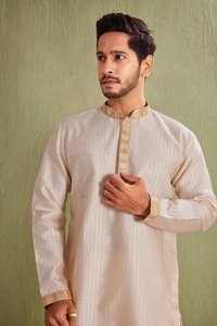 Kurta en coton crème pour homme avec bordure dorée, coupe classique, tenue de mariage traditionnelle, style Kurta Inde Pakistan pour homme - Product Image 1