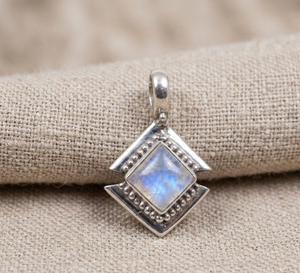 Pendentif géométrique en pierre de lune arc-en-ciel naturelle, collier artisanal en argent sterling 925, bijou en pierre précieuse, cadeau d'anniversaire - Product Image 1