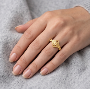 DIVYORO Bague classique pour femme EMBLEM plaquée or 22 carats - Product Image 2