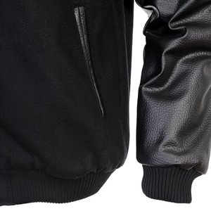Blouson universitaire noir à capuche, corps en laine, manches en cuir grainé, vêtement d'extérieur haut de gamme personnalisé - Product Image 3