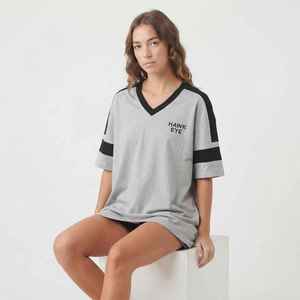 Camiseta de Manga Corta con Cuello en V Gris para Mujer, Marca Hawk Eye, con Franjas Negras, Corte Holgado, Jersey de Algodón, Estampado Casual con Logotipo, Primavera Verano - Product Image 5