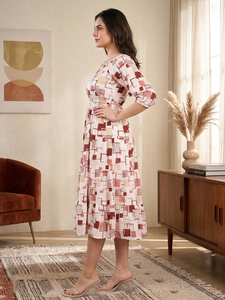 Vestido midi blanco con estampado geométrico para mujer, corte ajustado y evasé, tela Delta, cuello cuadrado, manga abullonada, vestido de moda contemporánea - Product Image 4