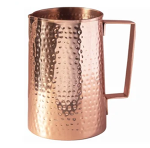 Pichet en cuivre exquis présentant une texture unique de peau de crocodile et une bec verseur élégant. Décorations uniques disponibles à prix de gros. - Product Image 2