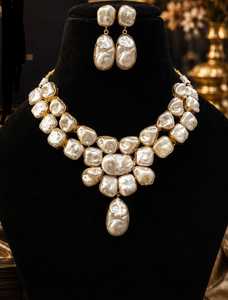 Conjunto de Collar y Pendientes de Perlas Naturales con Incrustaciones de Latón y Oro de 14K para Mujer, Ideal para Compromiso, Boda o Fiesta - Product Image 1
