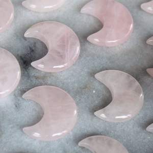 Cuarzo Rosa Forma de luna creciente Hecho a mano Piedra preciosa tallada Cristal Tallado Feng Shui Lunas crecientes - Product Image 4