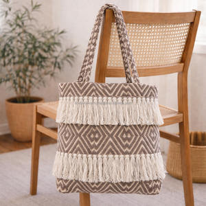 Sac fourre-tout bohème en coton indien durable à motif losanges marron, sac à bandoulière élégant d'été avec franges blanches - Product Image 1