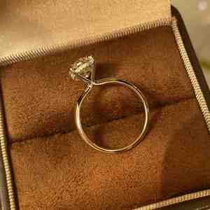 Bague de fiançailles solitaire en or 14 carats avec diamant de laboratoire rond de 2 carats, qualité EF-VS1, classique, élégante, bijou raffiné, cadeau pour femme - Product Image 4