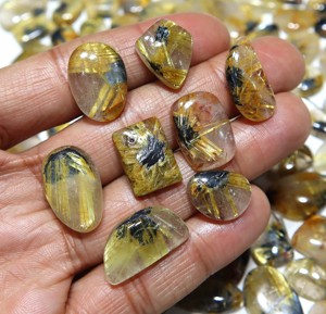 ควอตซ์รูไทล์สีทองธรรมชาติแบบขายส่ง พลอยรูไทล์ควอตซ์แบบหลวม เรียบเนียนสวยงาม สำหรับทำเครื่องประดับ - Product Image 1