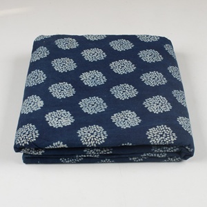 Tissu en voile de coton imprimé à la main en Inde, motif floral indigo, léger et doux, pour vêtements - Product Image 1