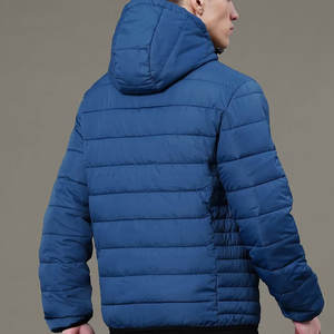 Veste d'hiver matelassée pour homme, conçue pour un confort optimal par temps froid, avec capuche et design de rétention de chaleur. - Product Image 3