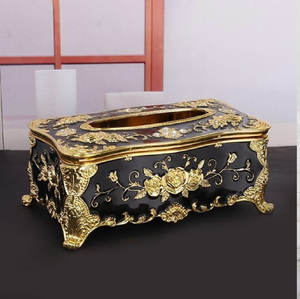 Caja de pañuelos con relieve floral en blanco y dorado, con detalles metálicos de alto brillo. Grace disponible a precios de mayorista. - Product Image 3