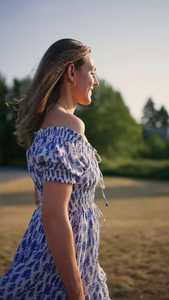 Robe d'été en coton faite à la main, motif floral Lapis Bloom, impression par bloc, service de design, vêtement de haute qualité, robe longue maxi pour femmes - Product Image 3