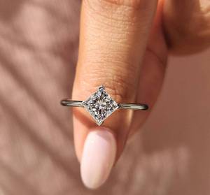 Anillo de Compromiso y Boda de Diamante Cultivado en Laboratorio VVS Premium, Corte Princesa, Color E/F, Oro Sólido de 18k, Sin Níquel, Sin Plomo, 1 Quilate - Product Image 1