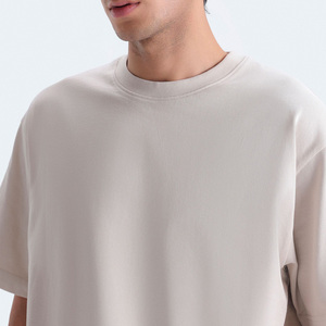 เสื้อยืดโอเวอร์ไซส์ผู้ชาย คอตตอนสีพื้น OEM แขนสั้น คอกลม ทรงลำลอง ระบายอากาศได้ดี น้ำหนัก 220 กรัม เหมาะสำหรับฤดูร้อน รับสกรีนโลโก้ - Product Image 4