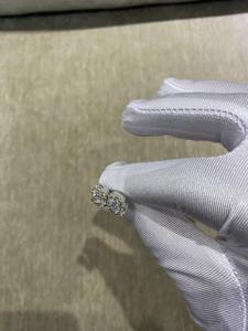 Boucles d'oreilles minimalistes pour femmes en argent sterling 925 avec moissanite incolore taille baguette et taille ronde, testées au diamant. - Product Image 3