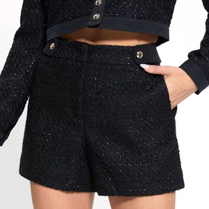 Elegante conjunto de pantalones cortos de tweed para mujer con cierre de botones, cintura alta, estampado liso negro, chaqueta de manga larga de corte regular y pantalones cortos. - Product Image 3