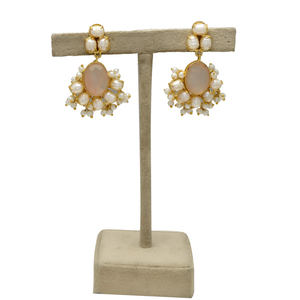 Boucles d'oreilles pendantes de mariage pour femme en laiton plaqué or 24 carats, saphir, perle naturelle, style vintage chrétien, magnifiques et imposantes - Product Image 3