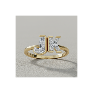 Anillo Personalizado con Inicial en Oro Stonewels, Diamante Cultivado en Laboratorio CVD |   Joyería de Lujo con Alfabeto Personalizado |   Anillo con engaste de bisel certificado - Product Image 1