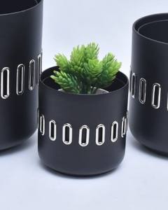 Ensemble de pots de fleurs modernes en métal noir avec anneau décoratif découpé, idéal pour plantes d'intérieur, décoration de table et aménagement de balcon - Product Image 1