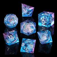 Ensemble de dés de jeu de rôle (DND) en résine écologique, faits à la main, à bords nettoyés, avec cœur liquide nébuleuse bleu mystique, 7 pièces polyédriques