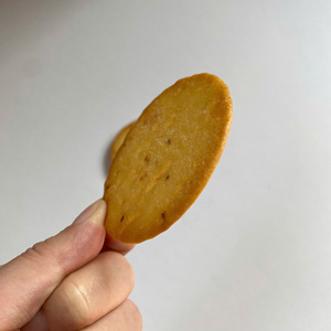 Free Sample Round Crispy Vegetable Cracker 150g Sweet Taste Thin Formed Crackers ODM OEM wholesale Direct Factory - Product Image 2