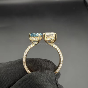 Anillo Toi Et Moi con Diamante Radiante y Azul Corte Pera y Piedras Laterales en Oro Amarillo, Anillo de Compromiso de Lujo, Joyería Fina, Regalo para Ella - Product Image 3