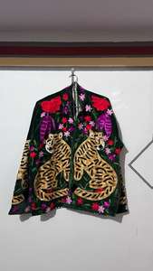 Veste Suzani en velours vert faite à la main, broderie florale tigre, manteau bohème - Product Image 2