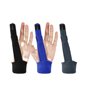 Attelle de poignet souple et réglable avec fermeture auto-agrippante, protection fixe des doigts pour la correction des fractures et entorses, incluant une protection. - Product Image 1