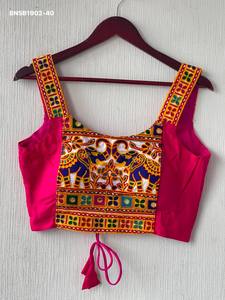 Nueva llegada: Blusa de algodón mágico con bordado tradicional y estilo Gamthi en la parte delantera y en las mangas, proveedor de la India. - Product Image 3