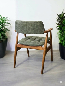 Fauteuil en bois massif de style mid-century avec accoudoirs en bois courbés, assise et dossier rembourrés en tissu gris capitonné - Product Image 3