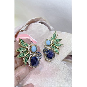Boucles d'oreilles pendantes tendance plaquées or avec zircon bleu et pierres vertes pour femmes, style vintage, pour les soirées. - Product Image 1