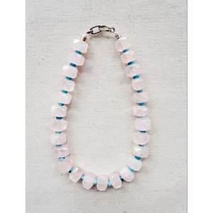 Collier ethnique en résine cristalline et bois pour un look élégant - Product Image 6